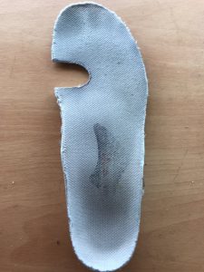 種子骨障害でインソールをくりぬく