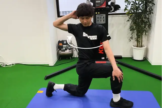 膝立ち姿勢での回旋エクササイズ