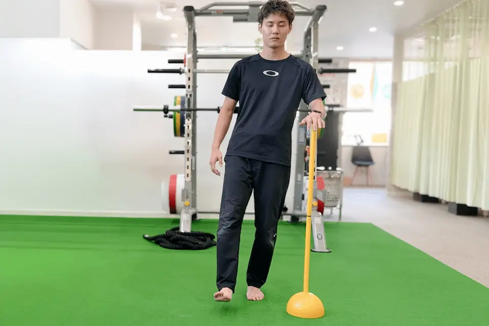 シングルレッグスタンスライトタッチエクササイズ