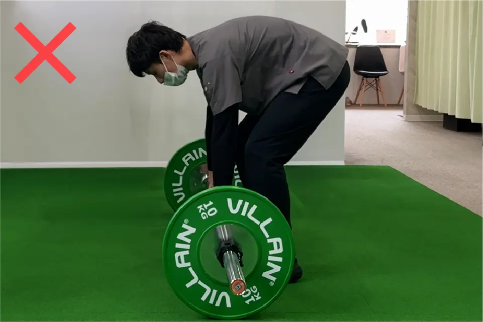 デッドリフトNG例（背中が丸まる）