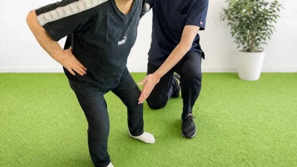 変形性膝関節症のリハビリとは？｜体幹・姿勢・筋力・日常動作から改善する8つの運動プログラム