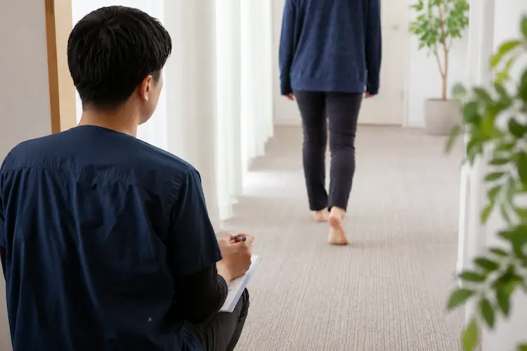 巻き爪矯正後のフォローアップ（歩き方の確認）