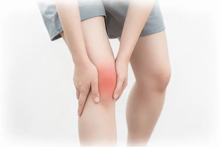 膝を痛がって両手で膝を押さえる様子