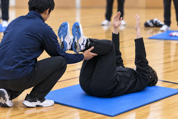 青いマットで行う体幹トレーニング